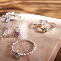 ZILVEREN RING MET VIERKANT PERIDOT MAAT 18